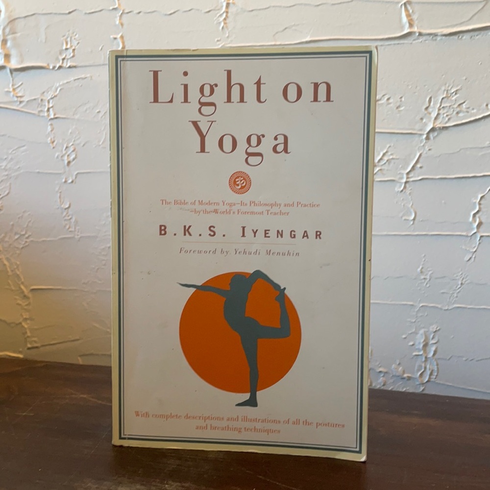 Light on Yoga BKS Iyengar Good Condition